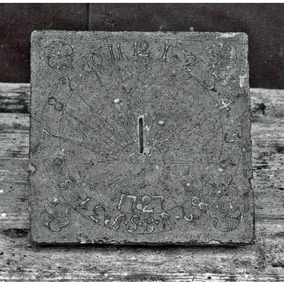 SLM 2065 - Solur av grå kalksten, med siffror och initialerna A.S.B.R.