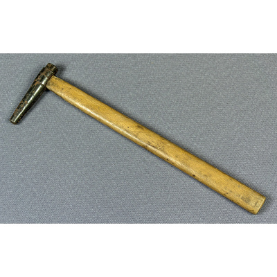 SLM 13730 - Liten hammare med träskaft, använd vid sjukvård eller apotek
