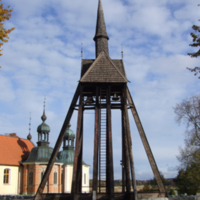 SLM D11-723 - Vadsbro kyrka och klockstapel från sydväst.
