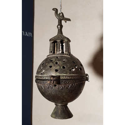 SLM 19015 - Rökelsekar av brons krönt med en fågel, från Gåsinge kyrka, 1100-tal