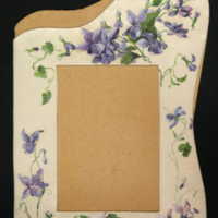 SLM 12115 2 - Fotoram av vitt siden med målade violer
