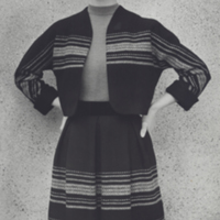SLM P12-1431 - Lillemor Sandblom visar Ripsa kläder