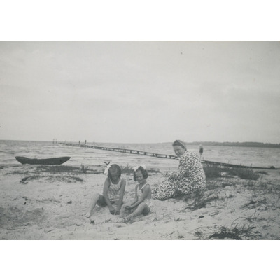 SLM P2022-0090 - Kvinna med barn vid havet, 1930/40-tal