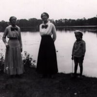 SLM M002914 - Sten Brewitz med sin mamma Elin Brewitz och fostermor Ida Lind, Högsjö bruk