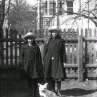 SLM X1868-78 - Porträtt på två flickor med hatt och en vit terrier