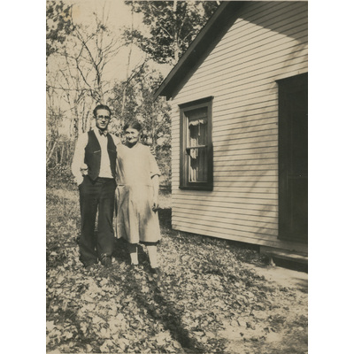 SLM P2022-1245 - En man och en kvinna utanför ett hus i USA