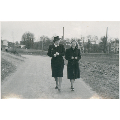 SLM P2018-0738 - Två vänner på promenad, 1946.