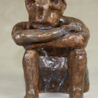 SLM 30117 - Skulptur, sittande urtidsman tillverkad av lera på 1970-talet