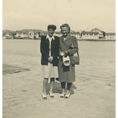SLM P2022-0099 - Två kvinnor i en hamn, 1940-tal