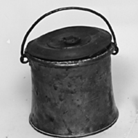SLM 1828 - Kopparflaska med insvängd sida, lock och järnbygel, från Lunda socken