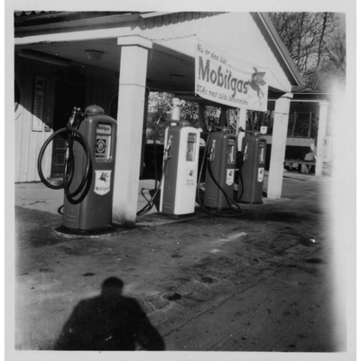 SLM P2019-0084 - Bjuhrs bensinmack i Nyköping ca 1954