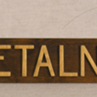 SLM 32615 - Rektangulär träskylt med figursågad text i lackat trä, märkt 
