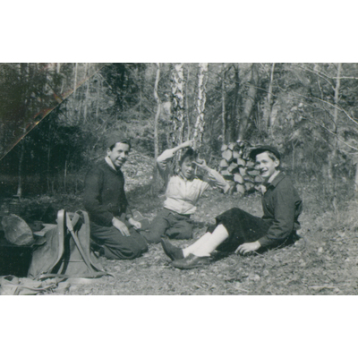 SLM P2018-0547 - Kurt, Susi och Peter på utflykt i skogen år 1940