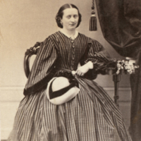 SLM P11-4230 - Ateljéfoto, kvinna med vid kjol, 1860-tal
