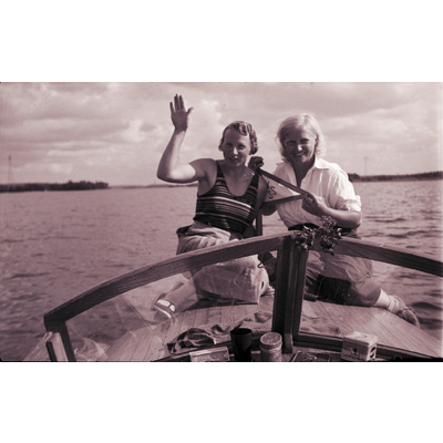 SLM X2022-0022 - Gertrud Höglund och en vän på en båt