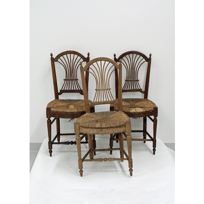 SLM 59006 1-3 - Tre stolar med smala böjda kopplade ryggspjälor, möjligen sydeuropeiska