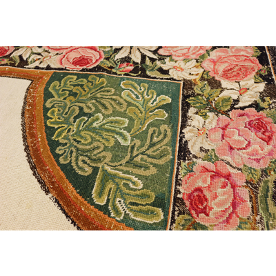 SLM 9937 - Broderad matta, korsstygn, rosor och liljor