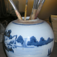 SLM 7087 2 - Kinesisk ingefärskruka av porslin med motiv i blått, använd som penselställ