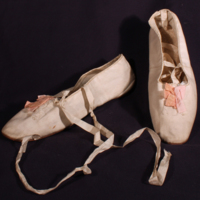 SLM 10630 1 - Vita skor av bomull, har tillhört Sofia Drake f. Löfvenius (1823-1892)