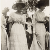 SLM P07-2412 - Marknad vid Schedewij 1909, Maria Pavlovna i ljus klänning och hatt