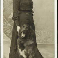 SLM M032106 - Clara Fleetwood född Sandströmer (1861-1942) med hund