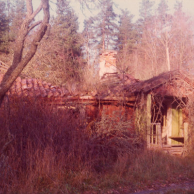 SLM S2016-002-17 - Förfallet hus i Förola 1975