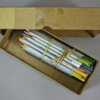 SLM 36597 - Färglåda, återanvänd ammunitionslåda med färgpennor