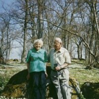 SLM P12-749 - Ruth Karlsson och Karl Johan Nilsson på promenad i skogen