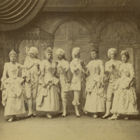 SLM P2013-311 - Grupporträtt med Anna Sandströmer och sju personer, iförda teaterkostymer, 1880-tal