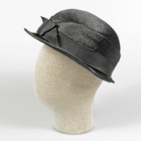 SLM 28850 - Svart hatt prydd med ripsband och rosett