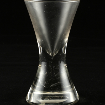 SLM 15107 - Timglasformat gjutet spetsglas med kraftig fot