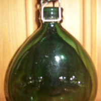 SLM 26812 - Militärflaska av grönt glas, tre kronor i upphöjd relief, patentkork