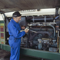 SLM SB13-697 - Verkstadsarbetare arbetar med en motor Scania D11 01 C08