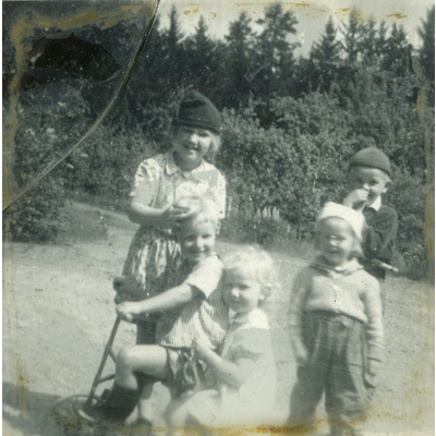 SLM P2017-0746 - Agneta med sina syskon Bengt och Gunilla, 1954