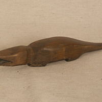 SLM 31473 1 - Skuren krokodil av trä, tillverkad av Roger Alderstrand i Eskilstuna