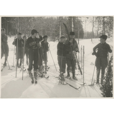 SLM P2020-0418 - Elever åker skidor, Solbacka Läroverk, 1931