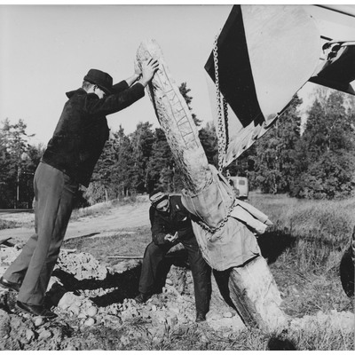 SLM M025688 - Lyftning av runsten och bautasten, Högstena, 1968