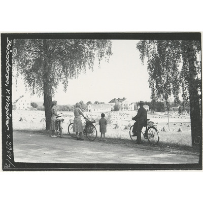 SLM X3954-78 - Cyklister vid Båsenberga, ca 1940-tal