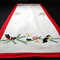 SLM 26182 - Jullöpare av bomull, broderat motiv med fåglar, kantad med rött