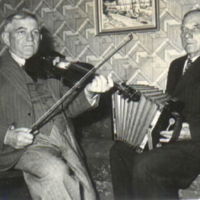 SLM M018405 - Bröderna Karl och Martin Larsson med fiol och dragspel, Nävekvarn år 1952