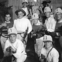 SLM P07-1322 - Ungdomar i militärmössor med vapen 1923, troligen medverkar Folke Ahlstrand