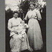 SLM M001653 - Jenny Larsson, med syster och dotter, Oppeberga