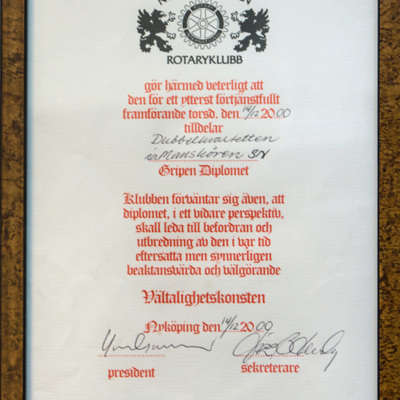SLM 37531 - Inramat diplom till dubbelkvartetten i Manskören SN för framförande för Rotaryklubben Gripen år 2000