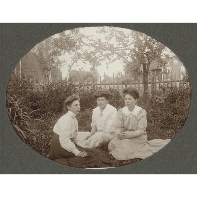 SLM P09-1504 - Porträtt av tre kvinnor i en trädgård