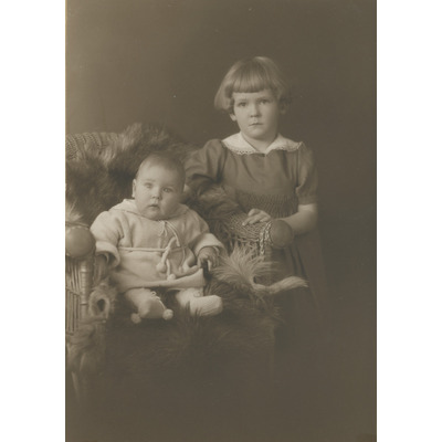 SLM P2022-0044 - Porträtt på Eivor Gemzell med ett annat barn