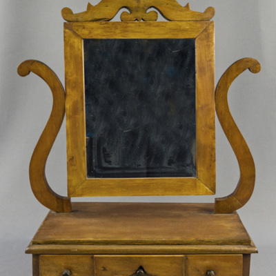 SLM 4676 - Lådspegel av polerad björk, sannolikt 1800-talets mitt