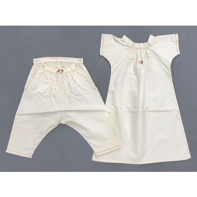 SLM 52783, 52784 - Babykläder, särk och byxor av bomull märkta i rött: 