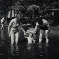 SLM P08-2226 - Greta, Ingrid och Per Julin badar vid Sand, Halla, 1936