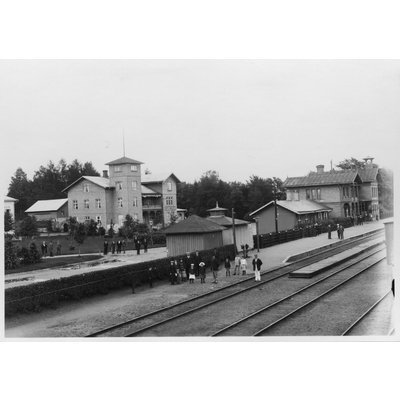 SLM M001681 - Vingåkers järnvägsstation, till höger, med en låg tillbyggnad som innehöll postkontoret