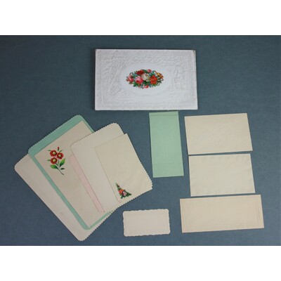 SLM 8740 - Kuvert med reliefstansade korrespondenskort